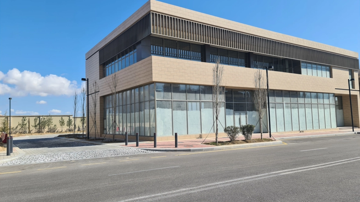 Многофункциональное общественное здание BE-42-43