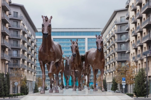 Ağ Şəhərin yenilikləri: "Qarabağ atları" abidəsi, asma körpü, sənət obyektləri