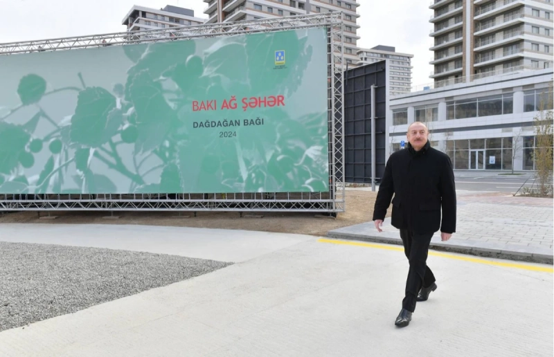 İlham Əliyev Bakı Ağ Şəhərin Mərkəzi Park Kvartalında tikinti, abadlıq işləri və Ofis binasında yaradılan şərait ilə tanış olub